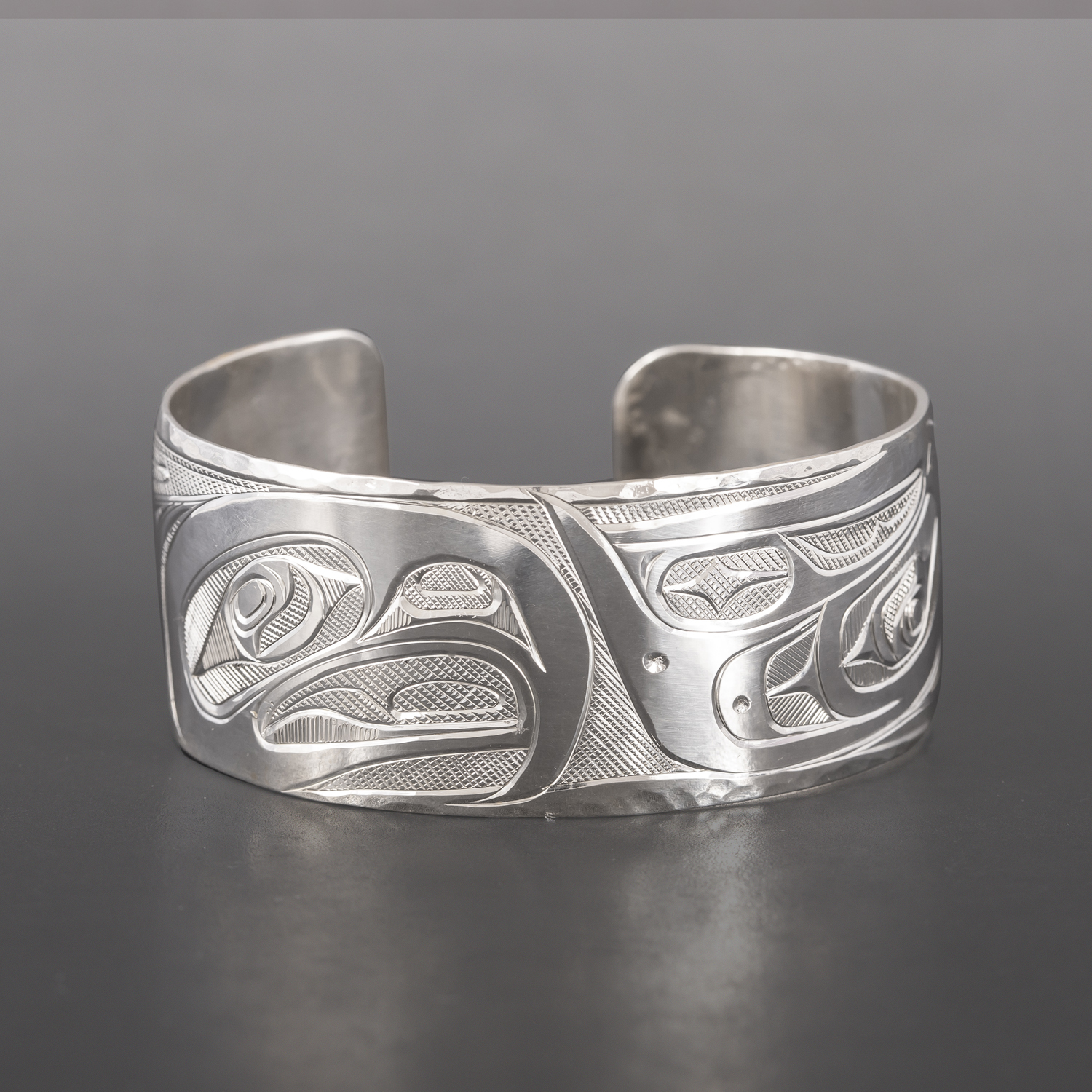 Lovebirds Bracelet
Corrine Hunt
Kwakwaka'wakw/Tlingit
Silver
$600