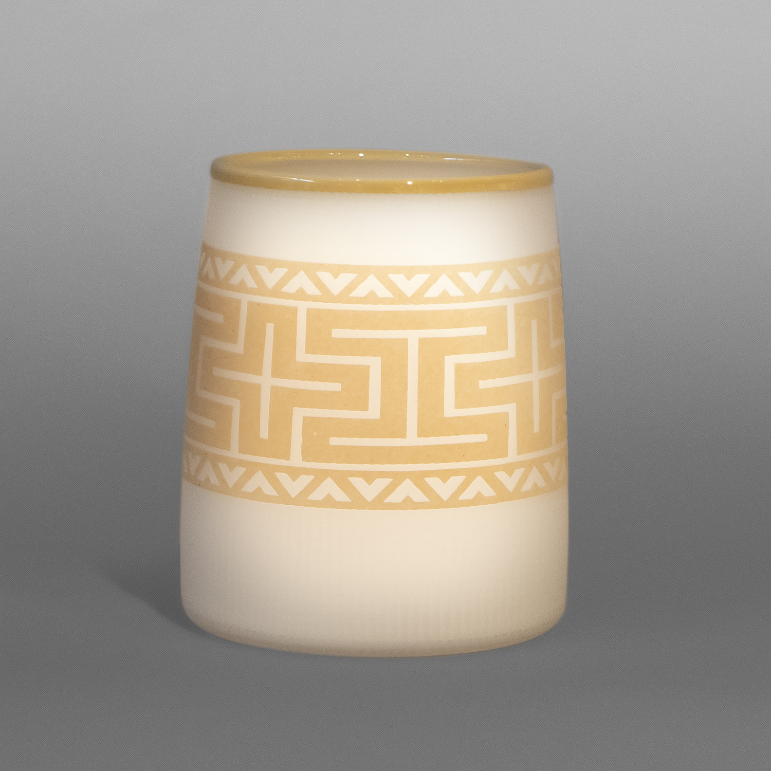 Ivory Snow BasketPreston Singletary
TlingitBlown & sand-carved glass
4½” dia. x 6¼””$3000