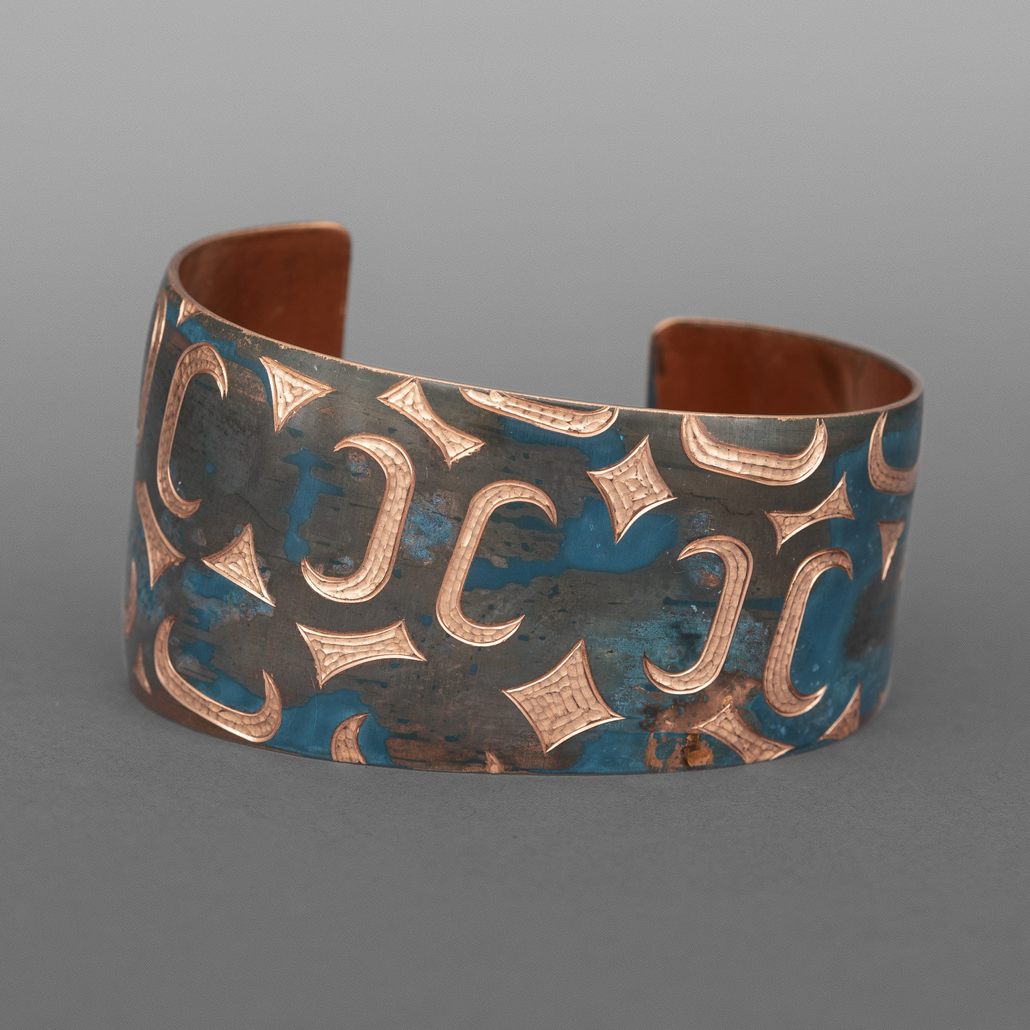 Monogrammed Ovoid Bracelet
Jennifer Younger
Tlingit
Patinated copper
6"x 1½”
$550