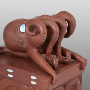 Giant Pacific Octopus Box
Gary Olver
Woodland Cree
Catlinite, abalone
4" x 3” x 2¼”
8800