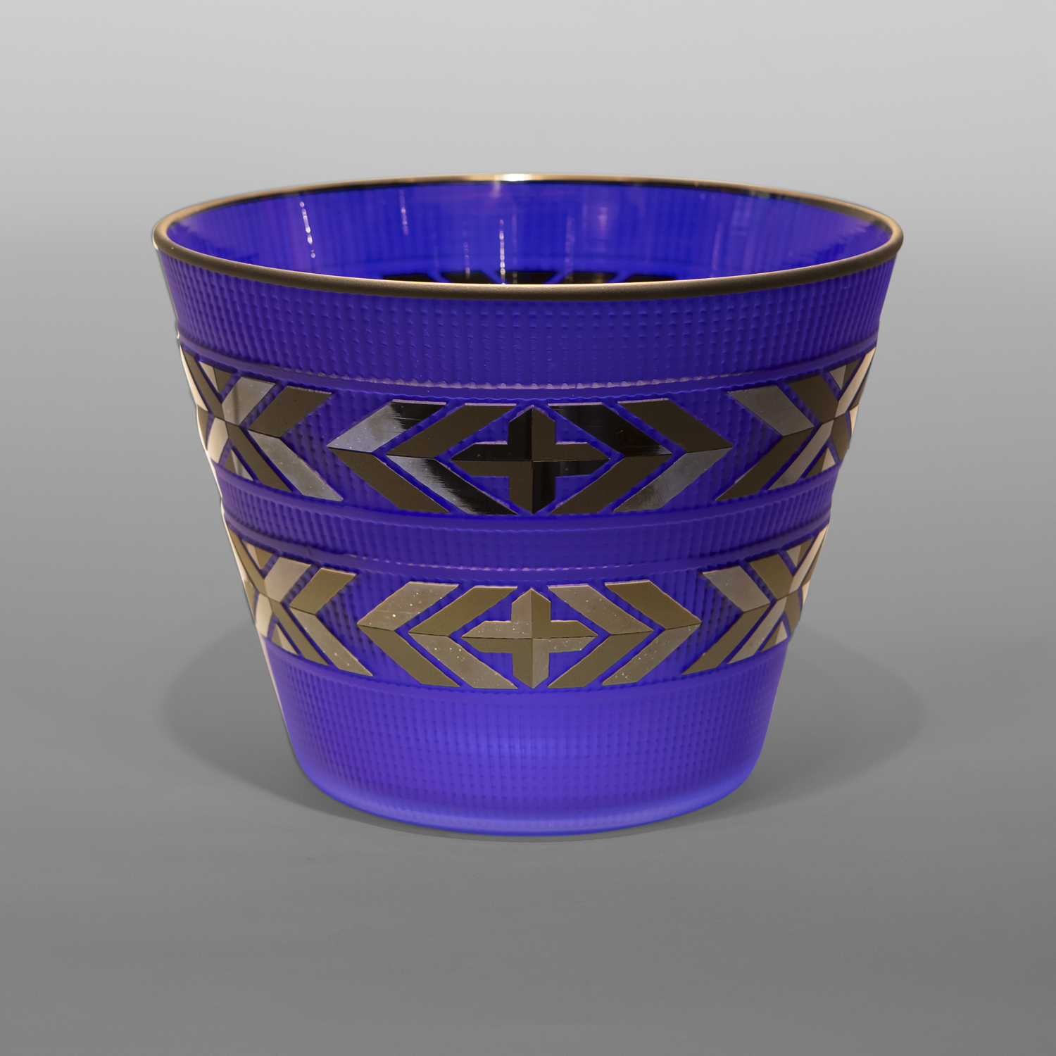 Cobalt & Ebony Basket
Preston Singletary
Tlingit
Blown & sand-carved glass
6½" x 8¾" dia.
6,000
B25-57