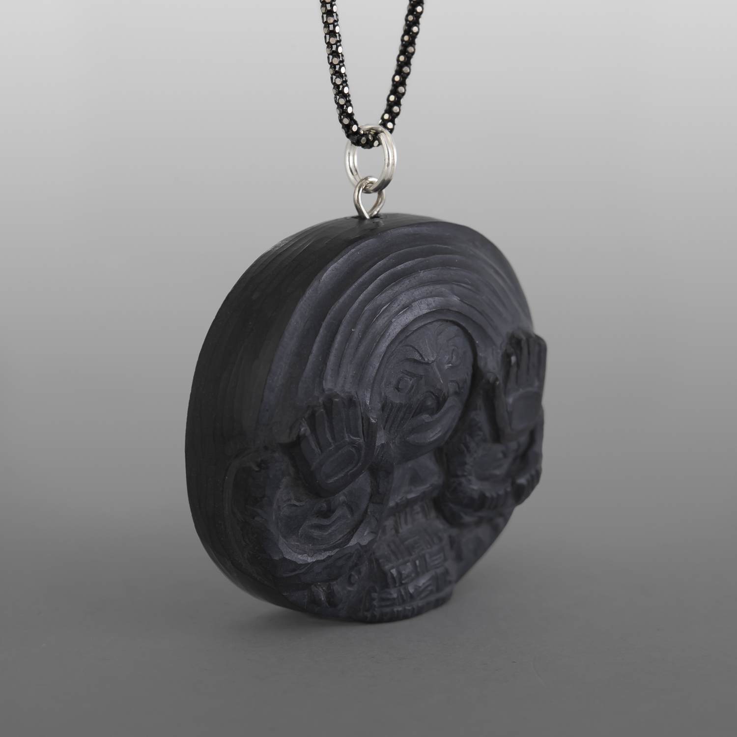 Rainbow Woman Pendant
Melanie Russ
Haida
Argillite
1⅝" x 1½" x ½"
325