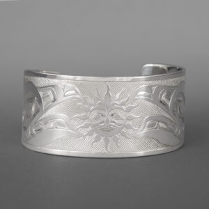 Raven and the Sun Bracelet
Allen Thomspon
Saulteaux
Sterling silver
1½” x 6½”
$1500