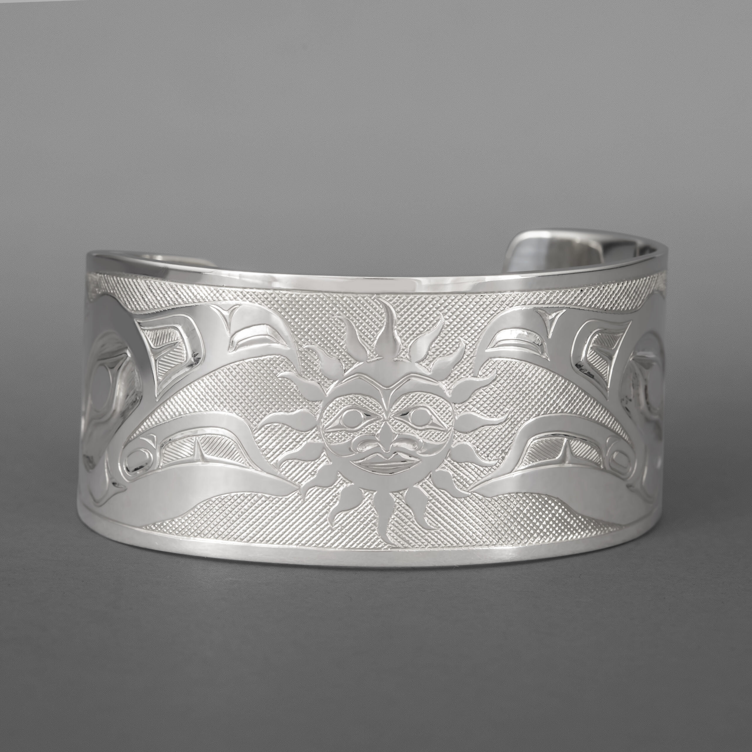 Raven and the Sun Bracelet
Allen Thomspon
Saulteaux
Sterling silver
1½” x 6½”
$1500