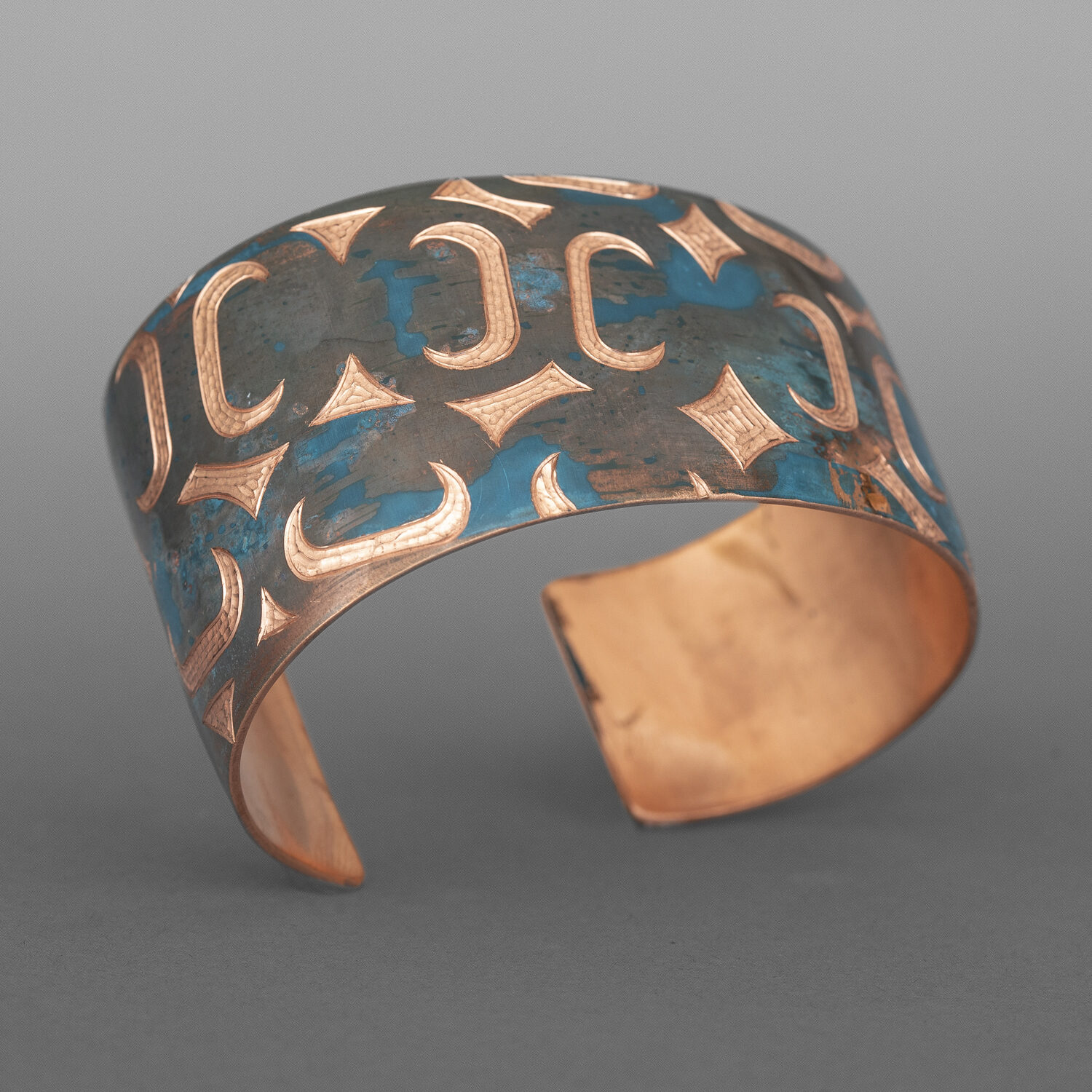 Monogrammed Ovoid Bracelet
Jennifer Younger
Tlingit
Patinated copper
6"x 1½”
$550