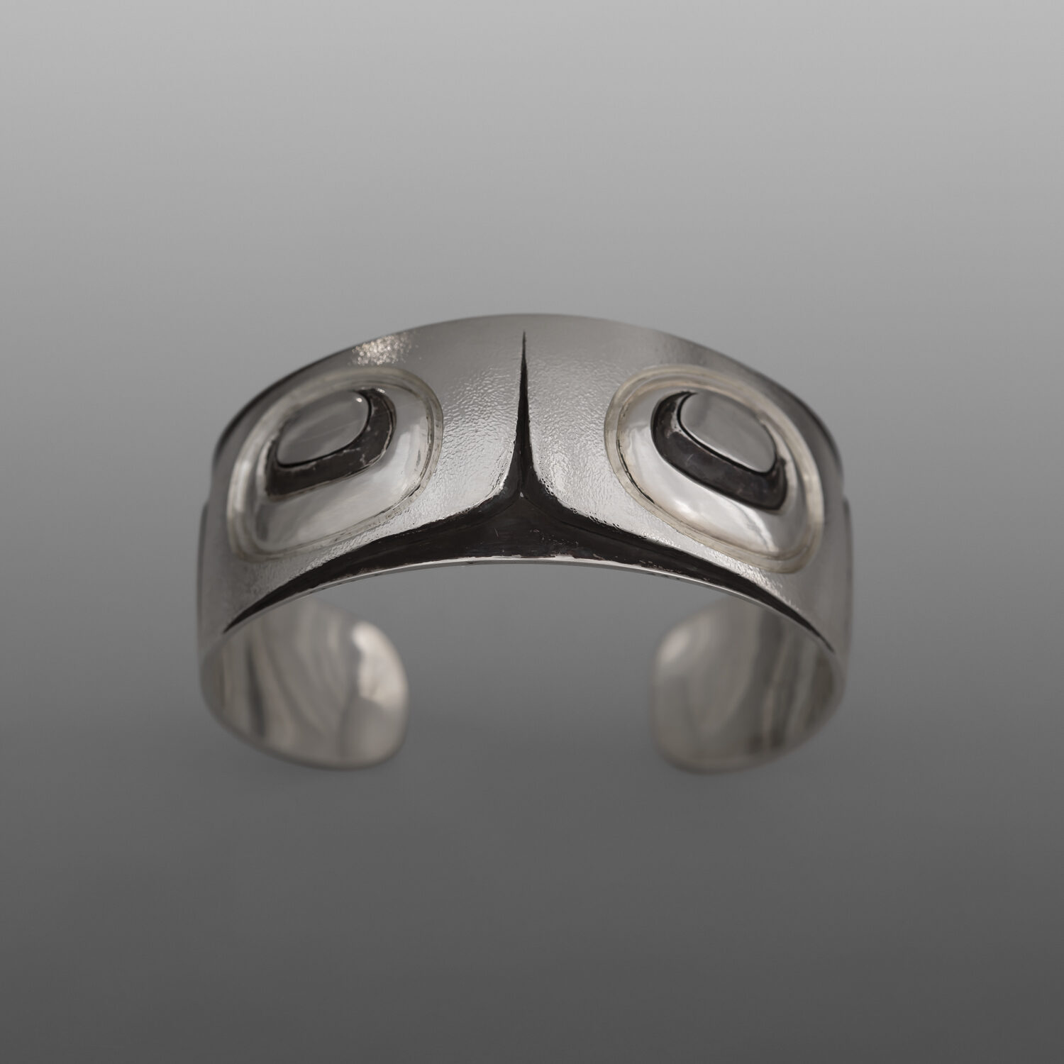 Flowing Formline Bracelet
Corey Moraes
Tsimshian
Silver
1" x 6"
2,400
